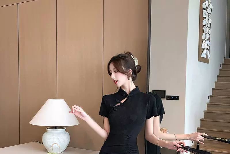 Short-Sleeve Floral Jacquard Midi Sheath Qipao
