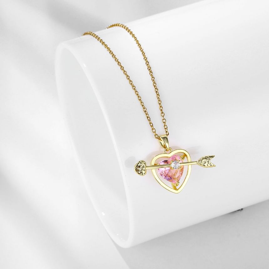 Collier en alliage avec pendentif en forme de cœur et de flèche en strass