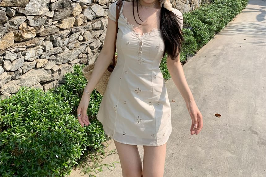 Cap-Sleeve V-Neck Plain Lace Panel Buttoned Eyelet Mini A-Line Dress / Maxi Mermaid Dress