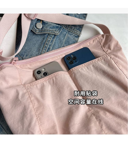 Sac à bandoulière en nylon uni avec fermeture éclair