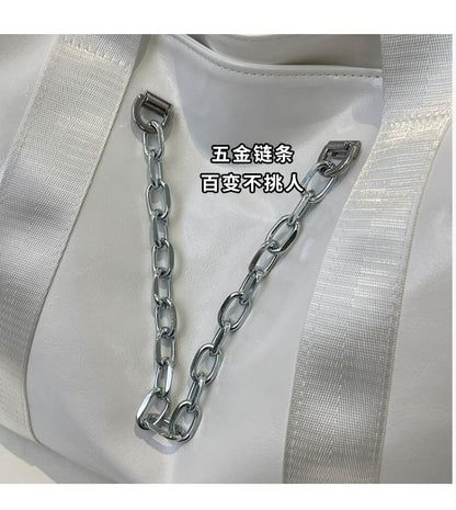 Tragetasche aus Kunstleder mit Kette