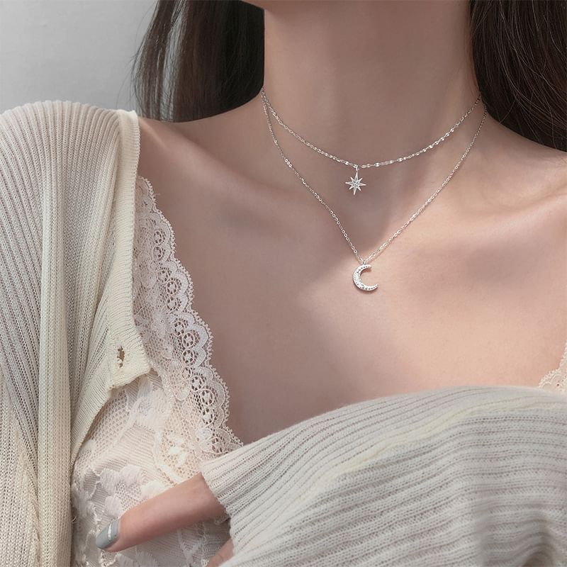 Collier ras du cou en alliage superposé avec pendentif lune et étoile