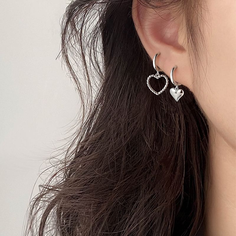 Boucle d'oreille pendante asymétrique en alliage en forme de cœur