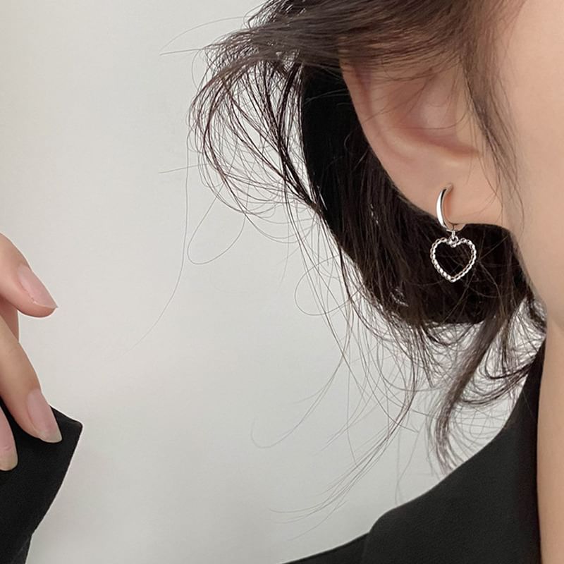 Boucle d'oreille pendante asymétrique en alliage en forme de cœur