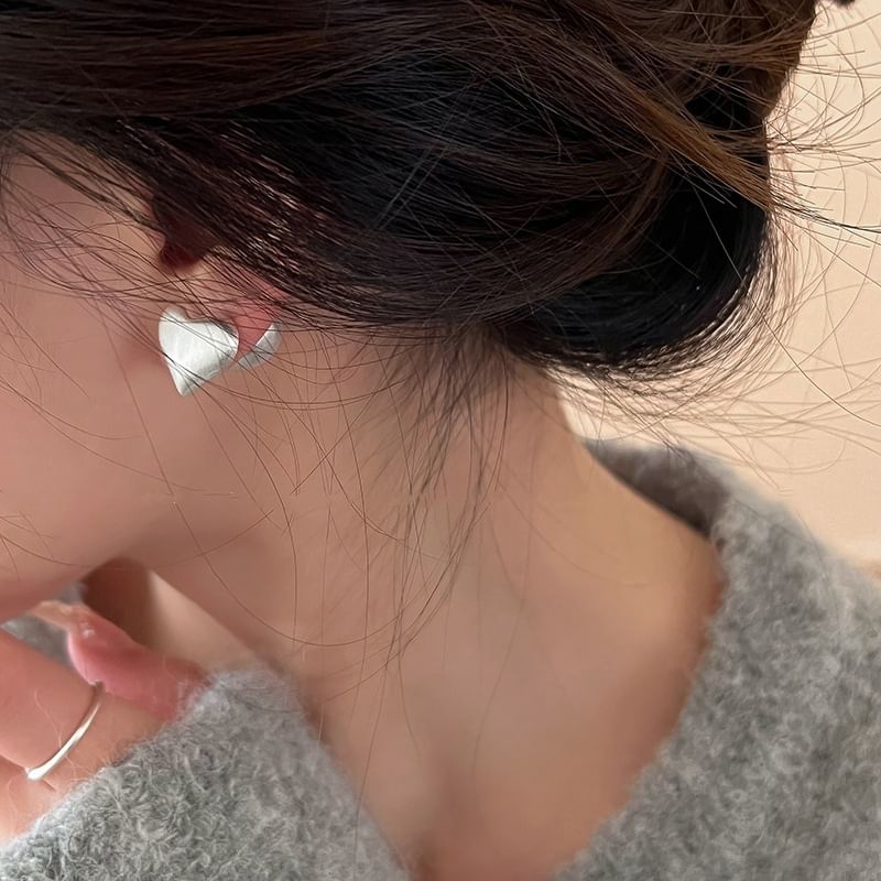 Boucle d'oreille en alliage de fausses perles brossées en forme de cœur