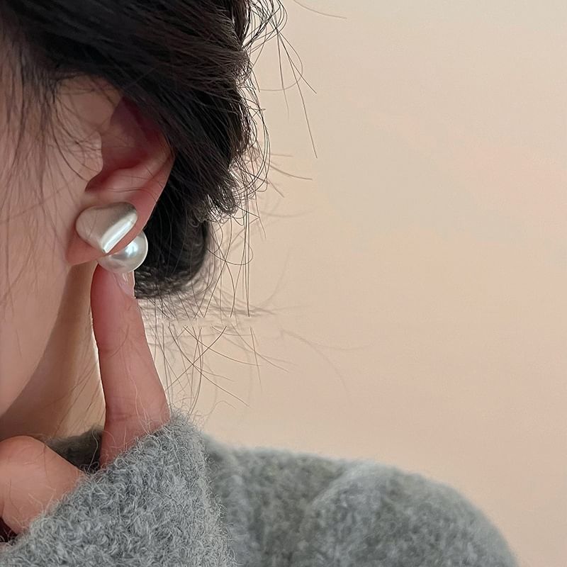 Boucle d'oreille en alliage de fausses perles brossées en forme de cœur