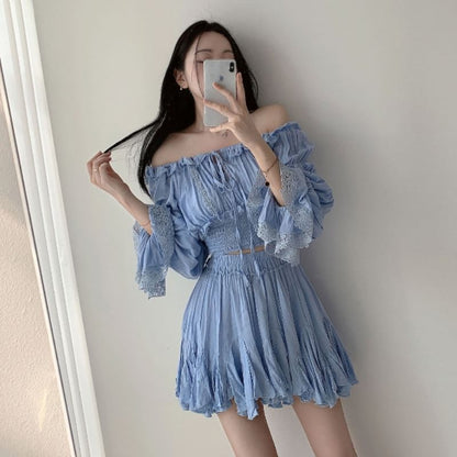 Schulterfreie, schlichte, kurze Bluse mit Spitzenbesatz / hoch sitzender, asymmetrischer Minirock in A-Linie