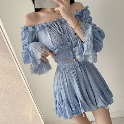 Schulterfreie, schlichte, kurze Bluse mit Spitzenbesatz / hoch sitzender, asymmetrischer Minirock in A-Linie