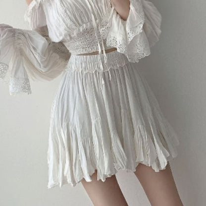 Schulterfreie, schlichte, kurze Bluse mit Spitzenbesatz / hoch sitzender, asymmetrischer Minirock in A-Linie