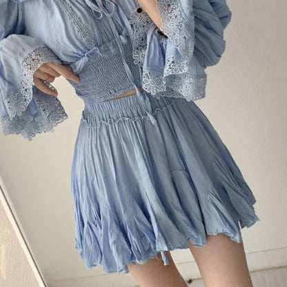 Schulterfreie, schlichte, kurze Bluse mit Spitzenbesatz / hoch sitzender, asymmetrischer Minirock in A-Linie