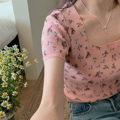 Kurzärmliges T-Shirt mit Blumenmuster und quadratischem Ausschnitt