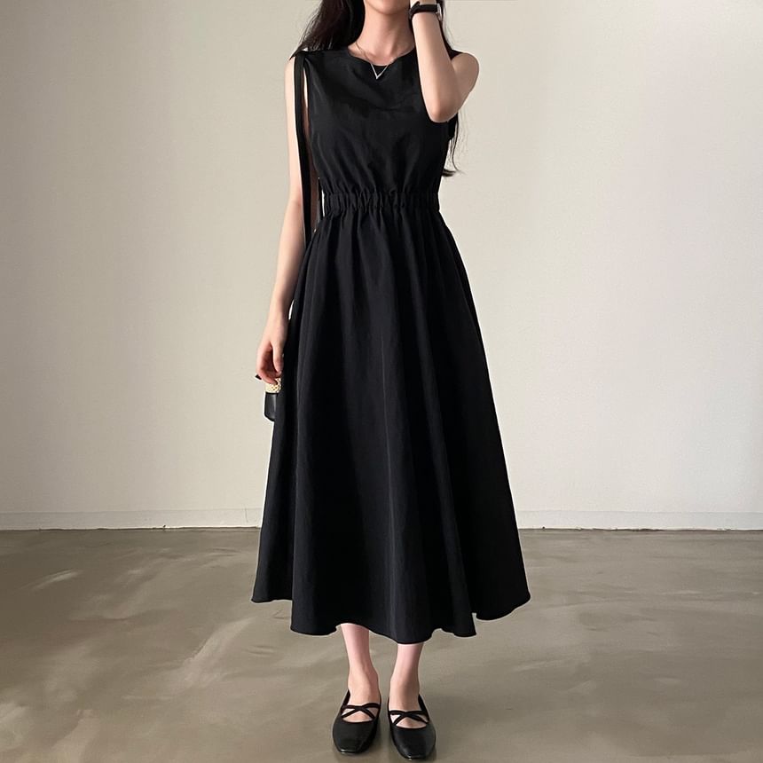 Robe longue trapèze unie sans manches à dos ouvert