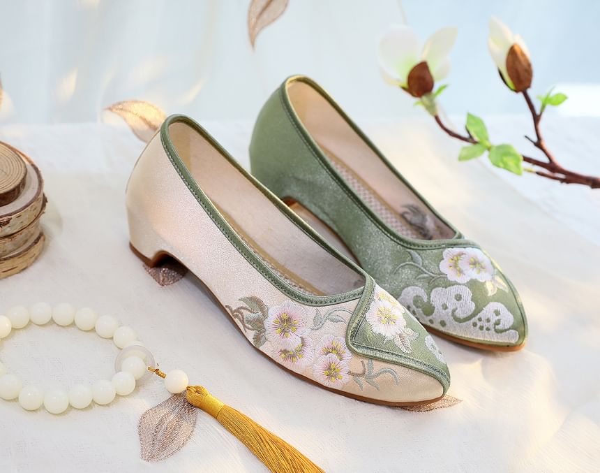 Embroidered Heel Flower Pumps Low