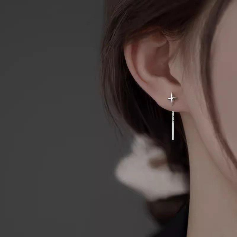 Boucle d'oreille asymétrique en alliage avec étoile