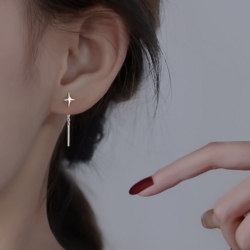 Boucle d'oreille asymétrique en alliage avec étoile