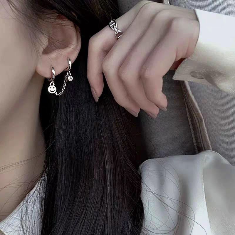 Boucle d'oreille Huggie en alliage avec chaîne (différents modèles)