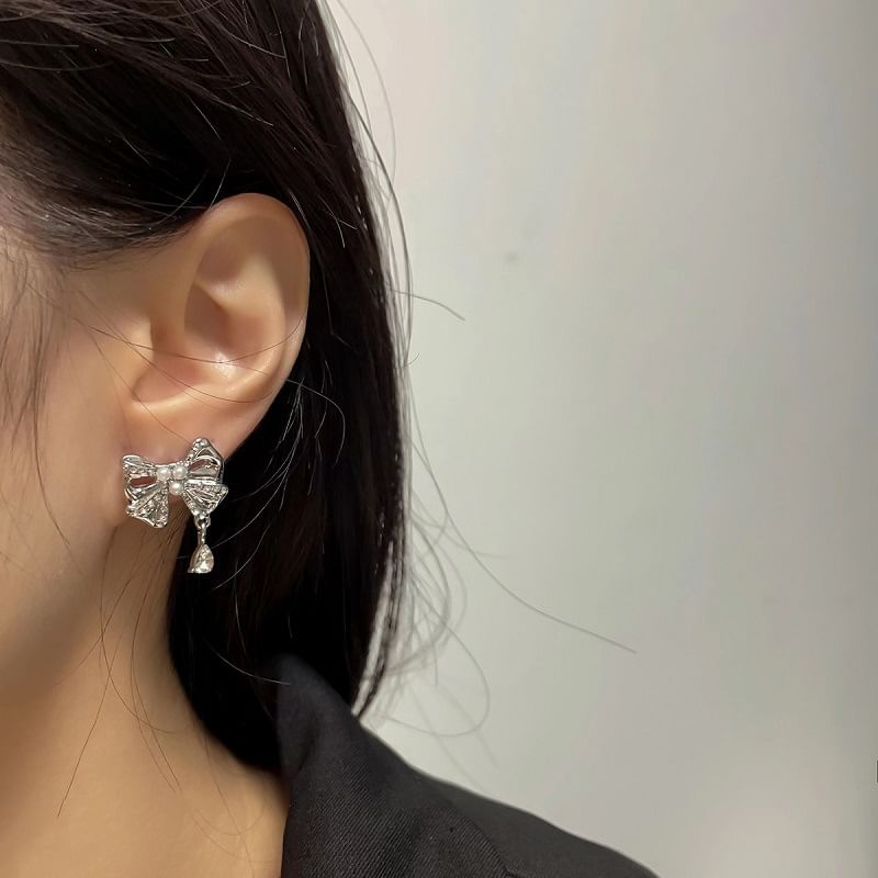 Boucles d'oreilles pendantes en alliage avec fausses perles et nœud