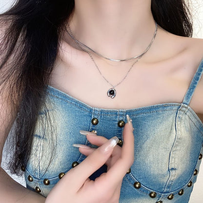 Mehrreihige Halskette mit Edelsteinanhänger