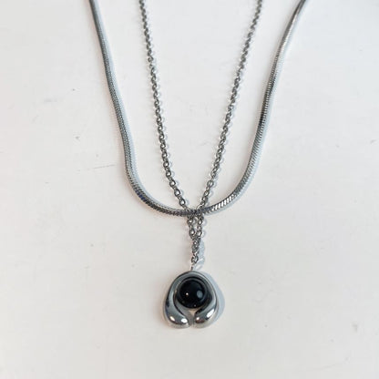 Mehrreihige Halskette mit Edelsteinanhänger