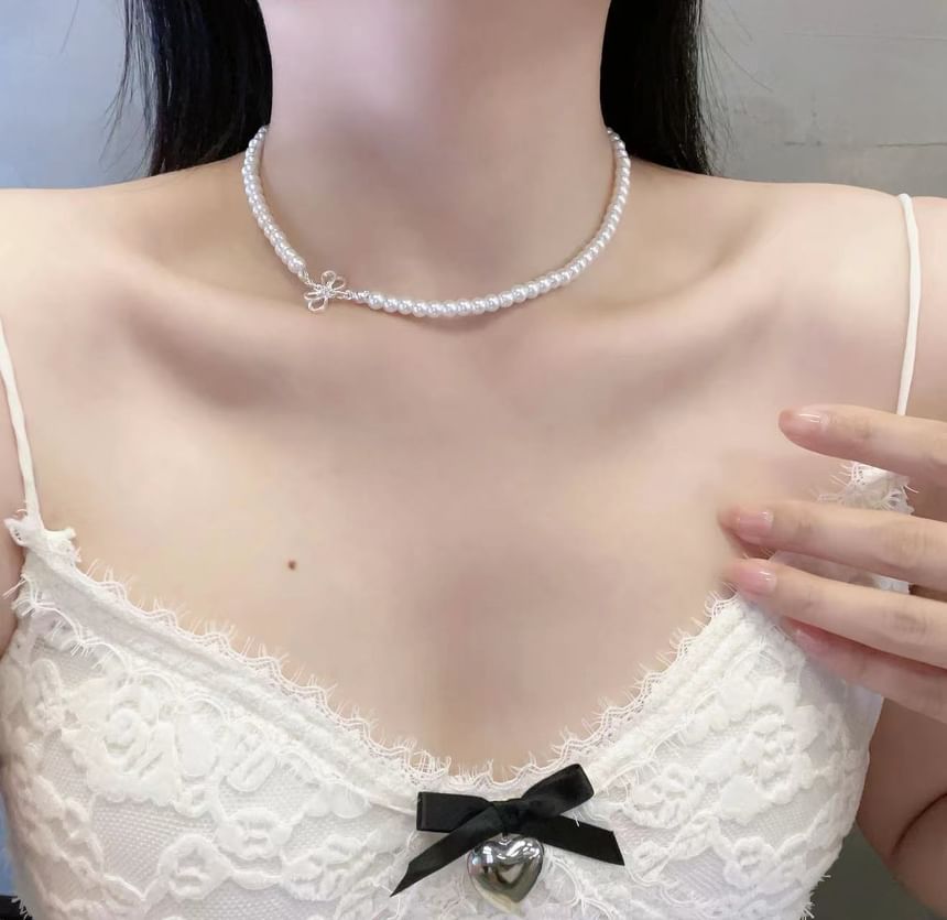 Collier en fausses perles avec nœud