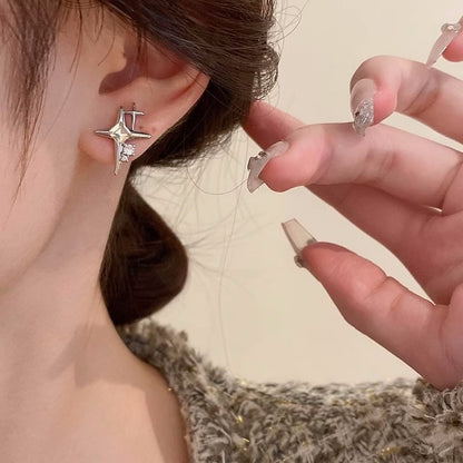 Ohrstecker aus Legierung mit Stern-Strass