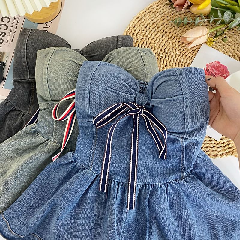 Tube-Top aus gewaschenem Denim mit Schleife und Schößchen