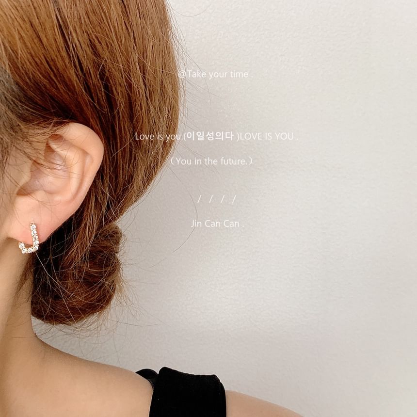 Rhinestone Lettering Ear Stud