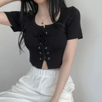 Kurzärmliges, schlichtes Strickoberteil mit U-Ausschnitt und Schnürung