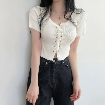 Kurzärmliges, schlichtes Strickoberteil mit U-Ausschnitt und Schnürung