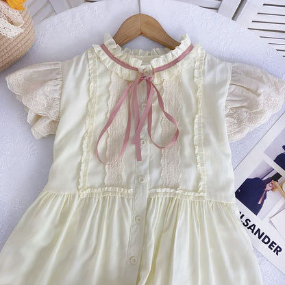 A-Linien-Kleid mit Flügelärmeln, Schleife, Rüschenbesatz und Knopf