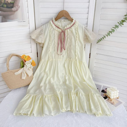 A-Linien-Kleid mit Flügelärmeln, Schleife, Rüschenbesatz und Knopf