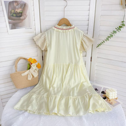 A-Linien-Kleid mit Flügelärmeln, Schleife, Rüschenbesatz und Knopf