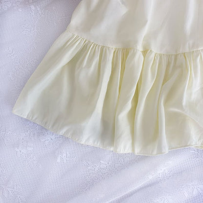 A-Linien-Kleid mit Flügelärmeln, Schleife, Rüschenbesatz und Knopf