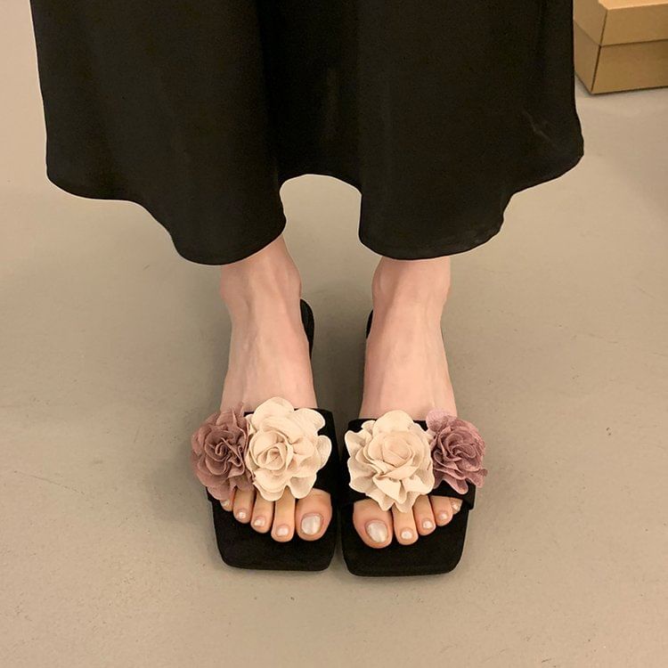 Sandales à talons épais avec accents floraux