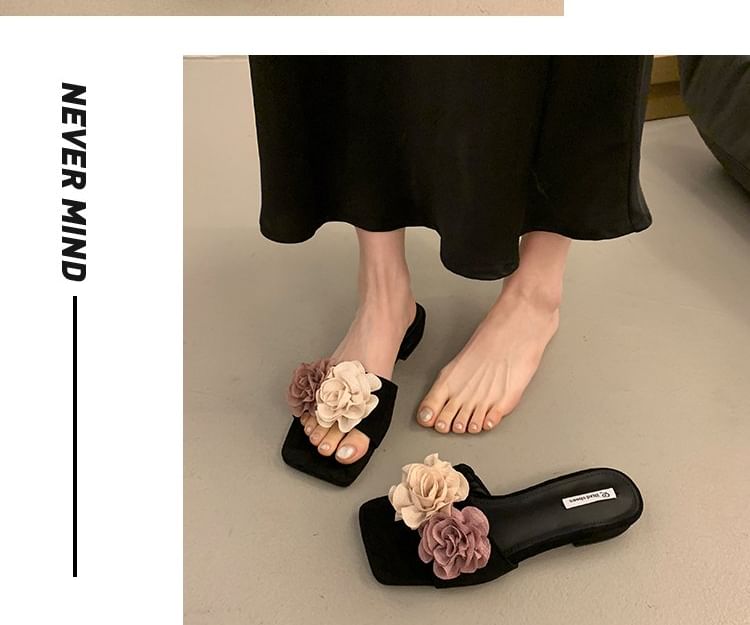 Sandales à talons épais avec accents floraux