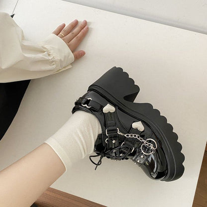 Herzkettenakzent, klobiger Absatz, Spitze