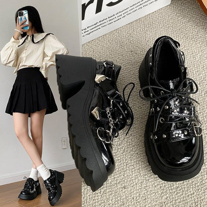 Herzkettenakzent, klobiger Absatz, Spitze