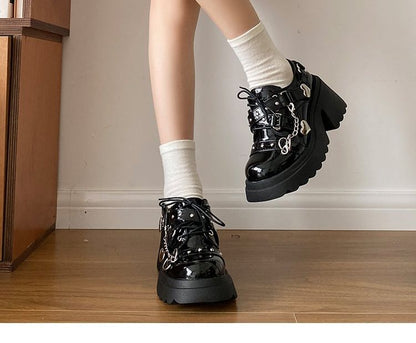 Herzkettenakzent, klobiger Absatz, Spitze