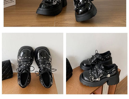 Herzkettenakzent, klobiger Absatz, Spitze