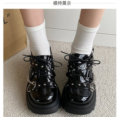 Herzkettenakzent, klobiger Absatz, Spitze