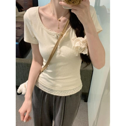 T-shirt slim à manches courtes et col rond en deux pièces avec imprimé floral et bordure en dentelle