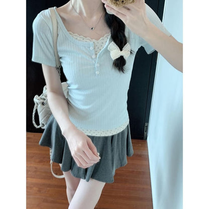 T-shirt slim à manches courtes et col rond en deux pièces avec imprimé floral et bordure en dentelle