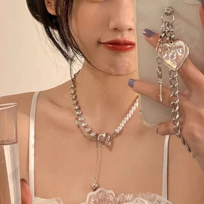 Halskette mit Herzanhänger und Strasssteinen und Kunstperlen