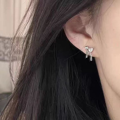 Asymmetrischer Ohrclip in Herzform