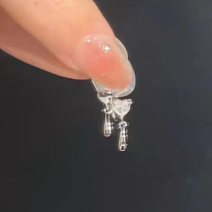 Asymmetrischer Ohrclip in Herzform