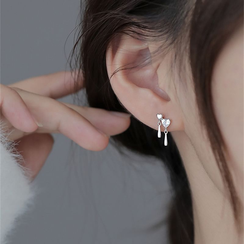 Boucle d'oreille à clip asymétrique en forme de cœur