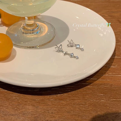 Asymmetrischer Tropfenohrring mit Schmetterlings-Strasssteinen