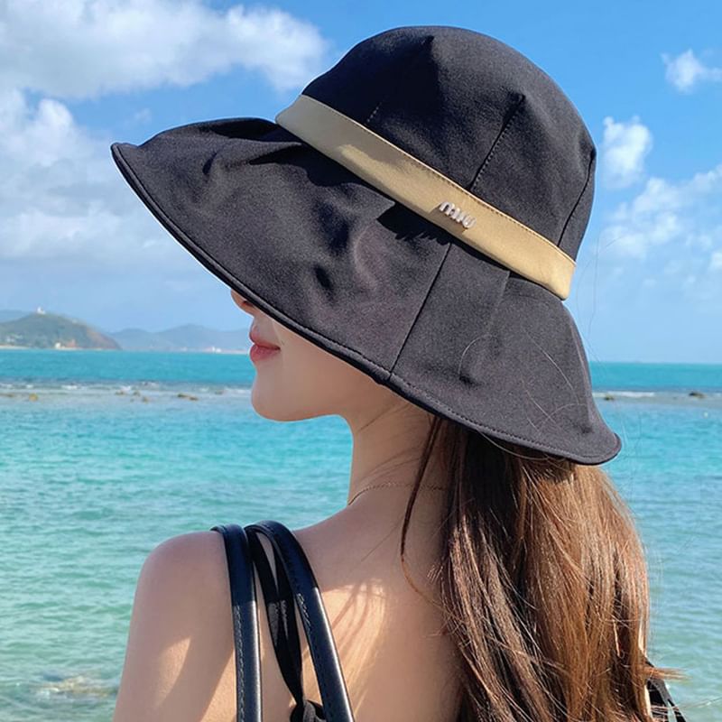 Contrast Trim Wide Brim Bucket Hat
