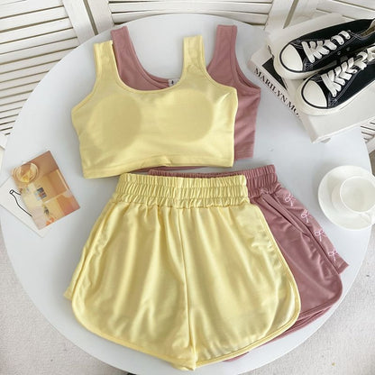 Set: Gepolstertes, kurzes Tanktop mit U-Ausschnitt, Schleife und Stickerei + Sweatshorts mit elastischem Bund