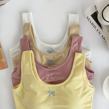 Set: Gepolstertes, kurzes Tanktop mit U-Ausschnitt, Schleife und Stickerei + Sweatshorts mit elastischem Bund